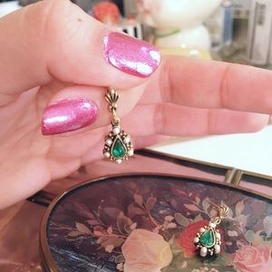 Vintage gold-tone earrings 💚